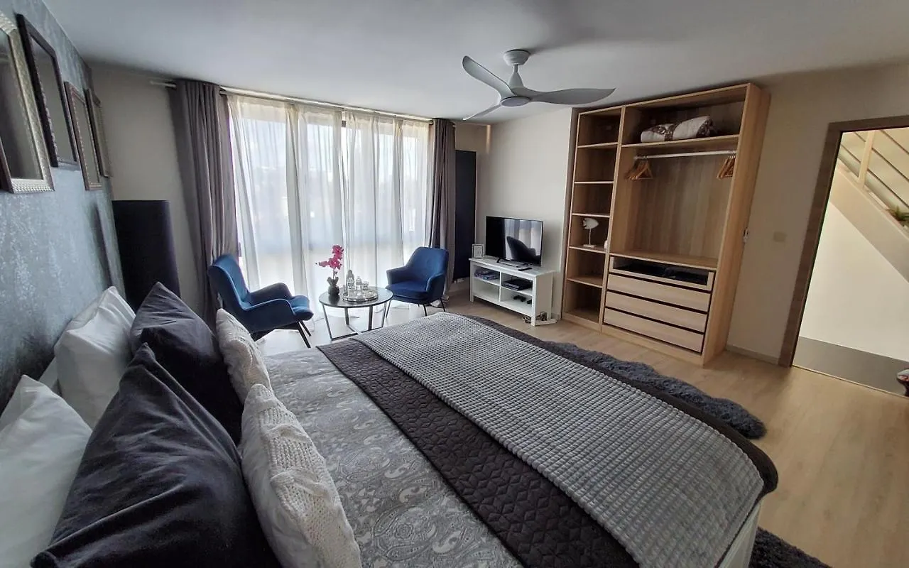 Chambre Deluxe Au 2Eme Etage, Chambre Double Au 4Eme Etage Not A Hotel Brussels Homestay